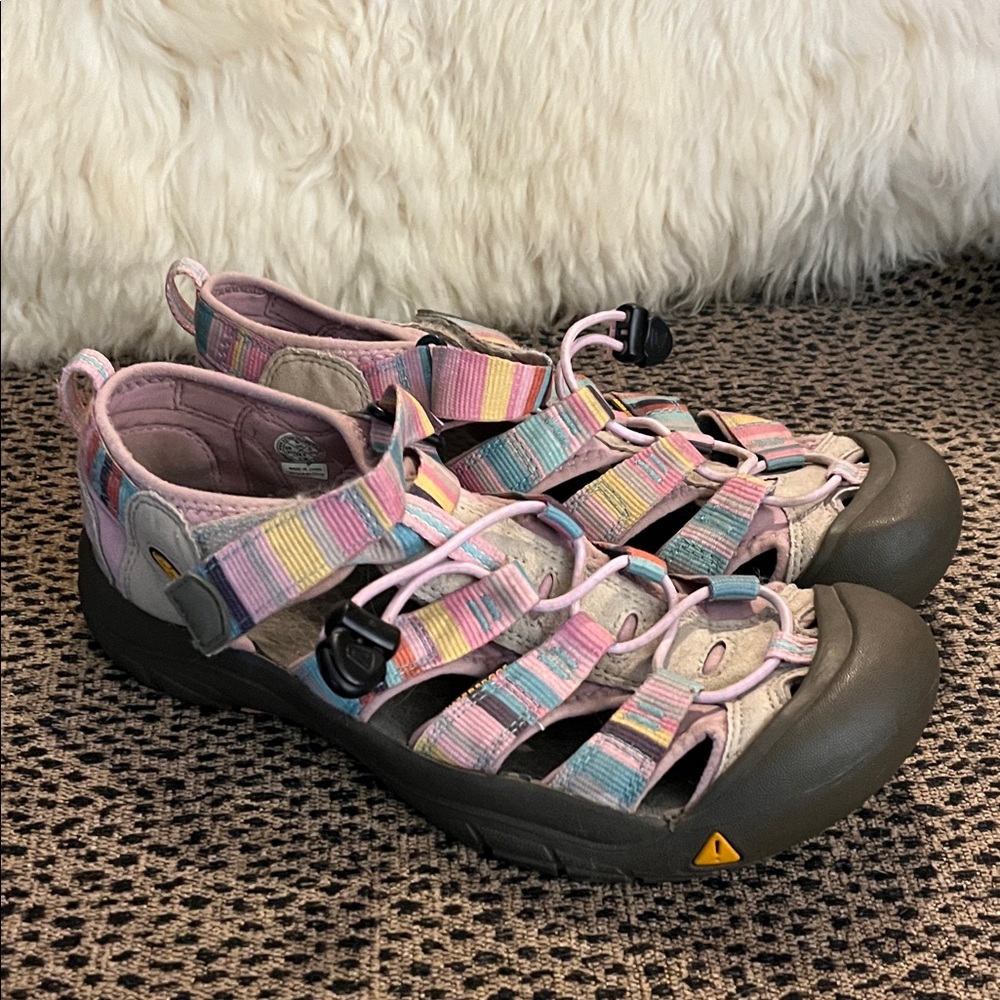 Keen waterproof sandals - sizez 6 - pink pattern